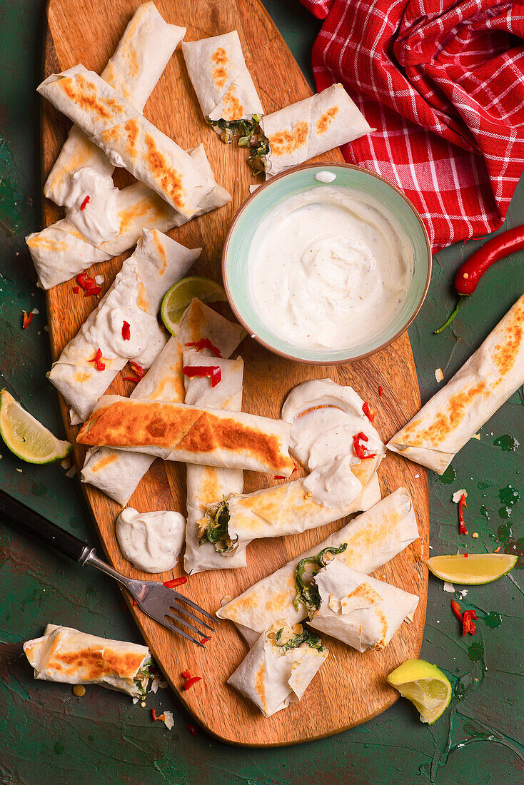 Filo crackers filled with cheese, spinach and green lentils