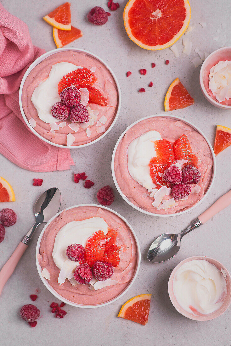 Raspberry-millet pudding with yoghurt and grapefruit