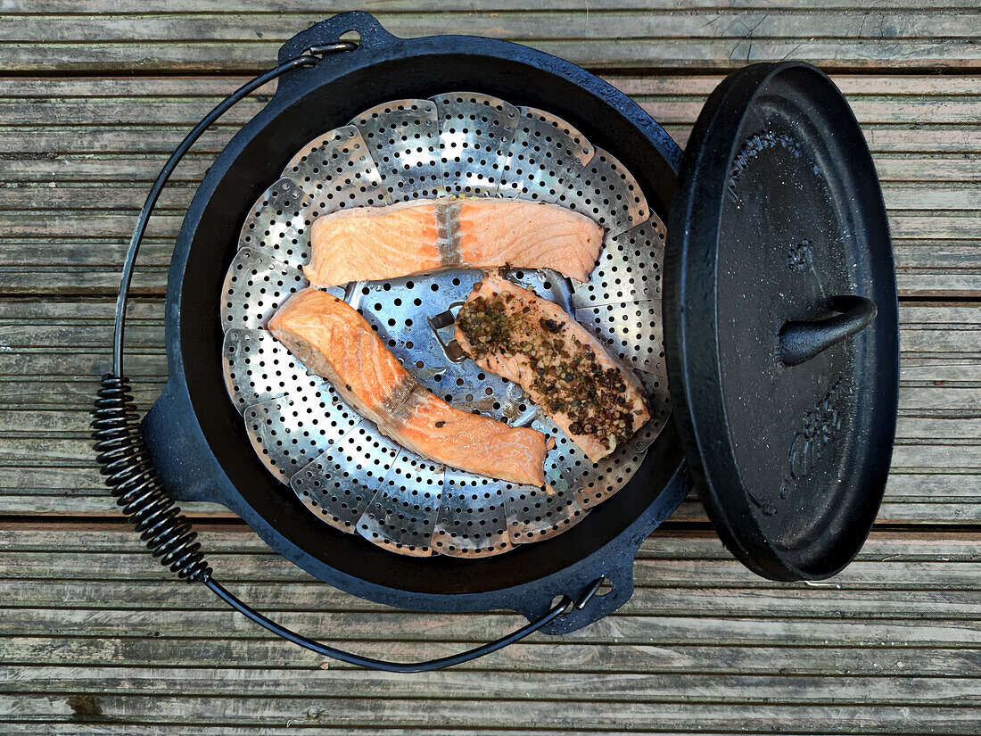 Smoking salmon in a Dutch oven