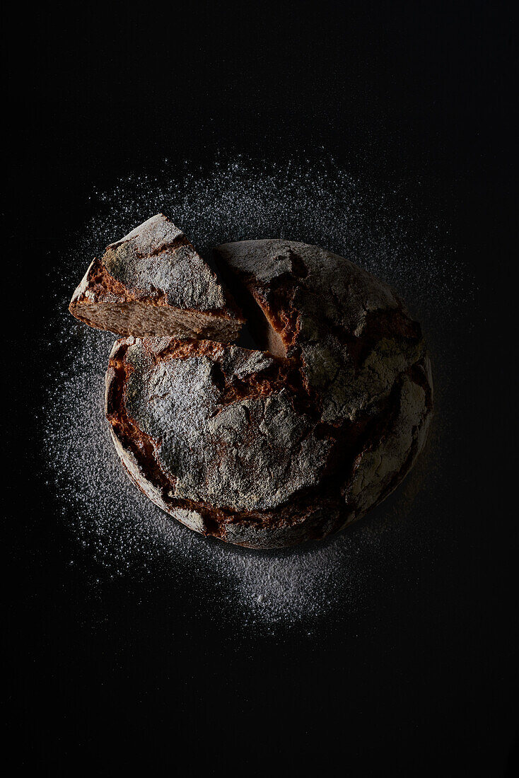 Roggenbrot, angeschnitten auf schwarzem Untergrund