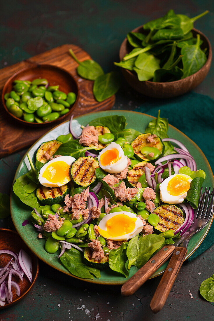 Spinatsalat mit gegrillter Zucchini, Bohnen, Thunfisch, Zwiebeln und Ei