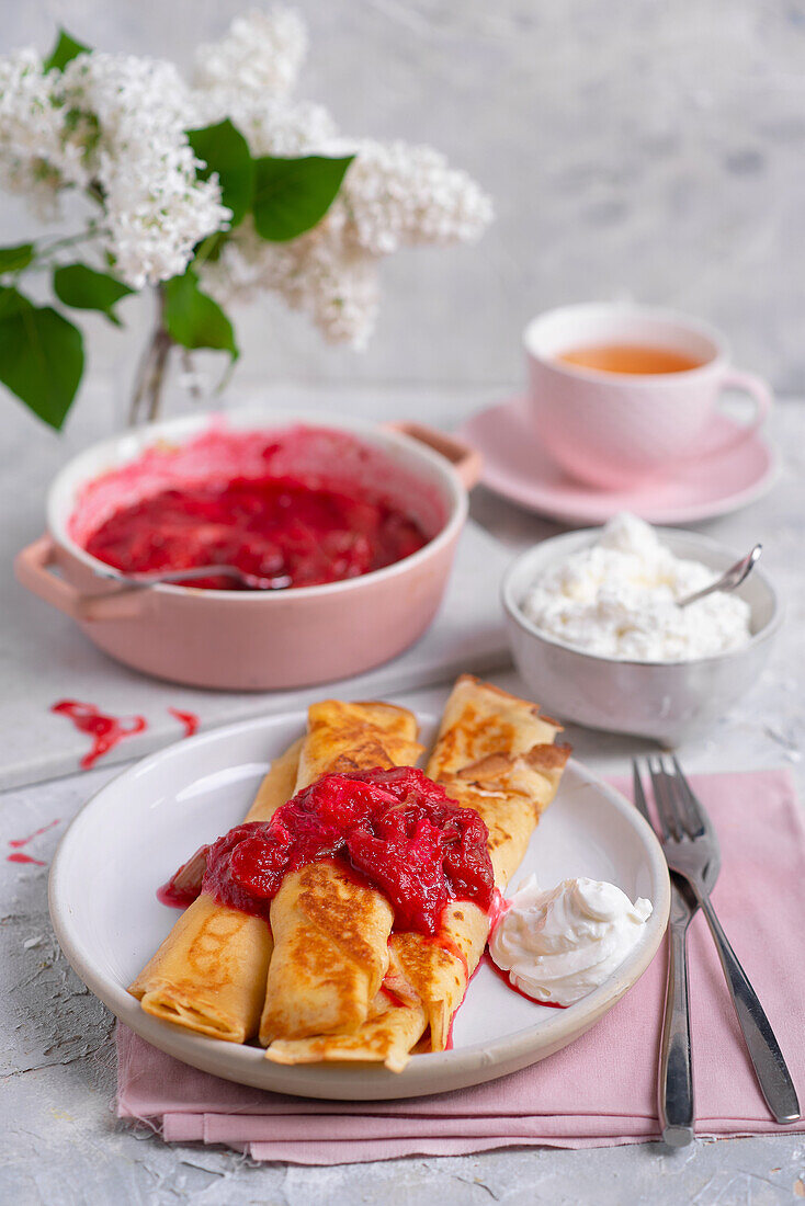 Frühlings-Crêpes mit Hüttenkäse und gebackenem Rhabarber