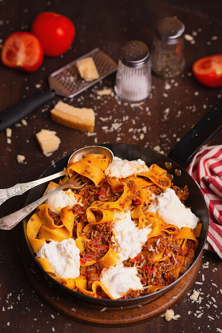 Tagliatelle mit Rindfleischsauce, Buratta und Parmesan