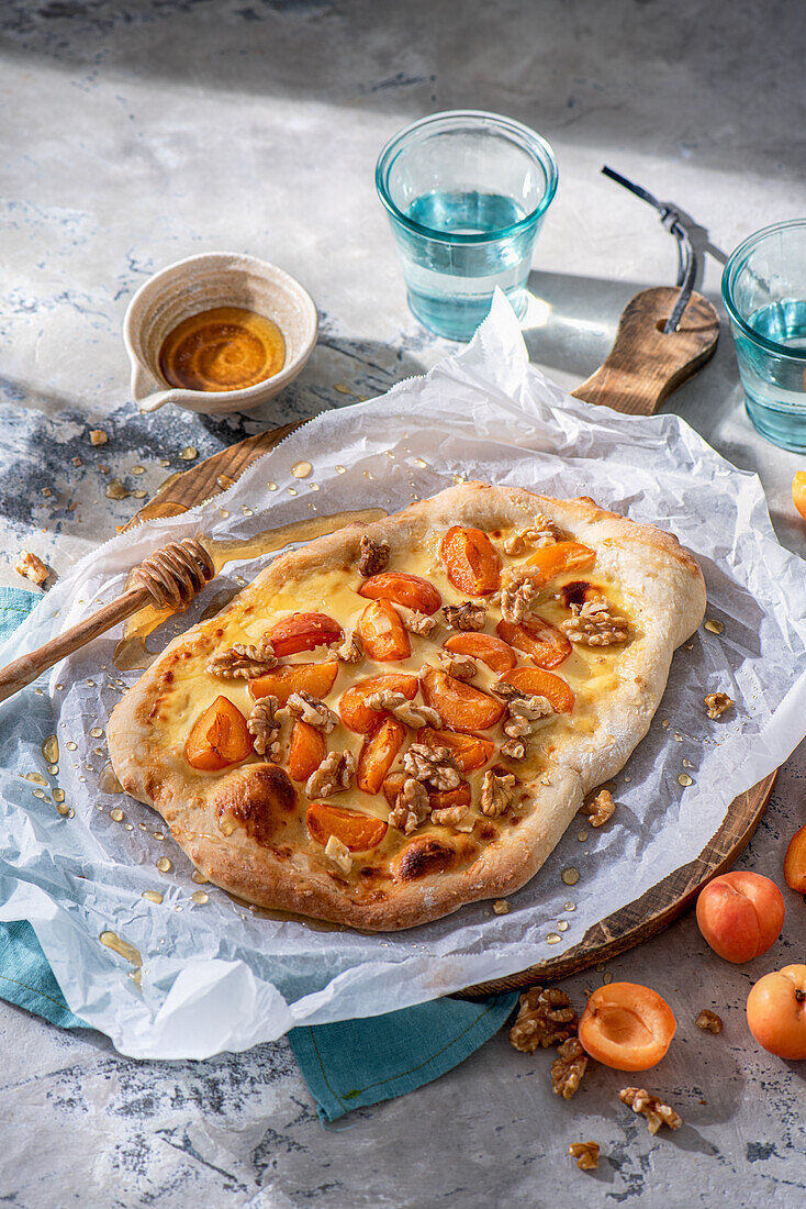 Pinsa with sweet cheese, apricots, walnuts and honey