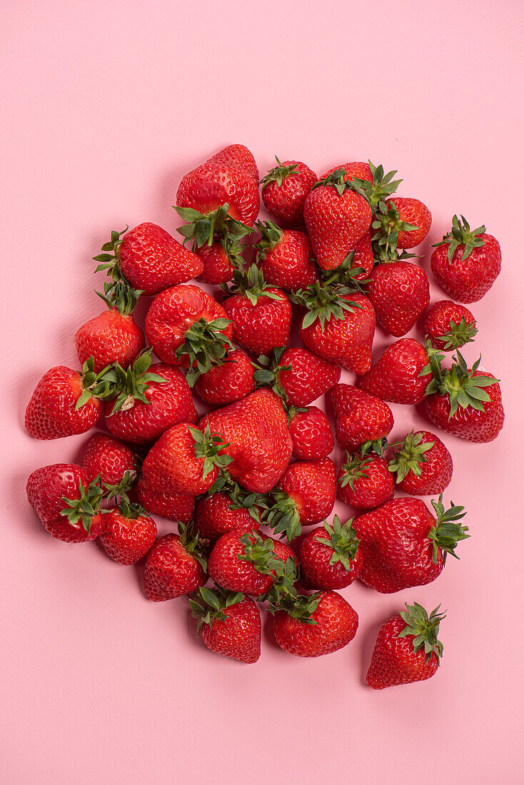 Frische Erdbeeren auf rosa Untergrund