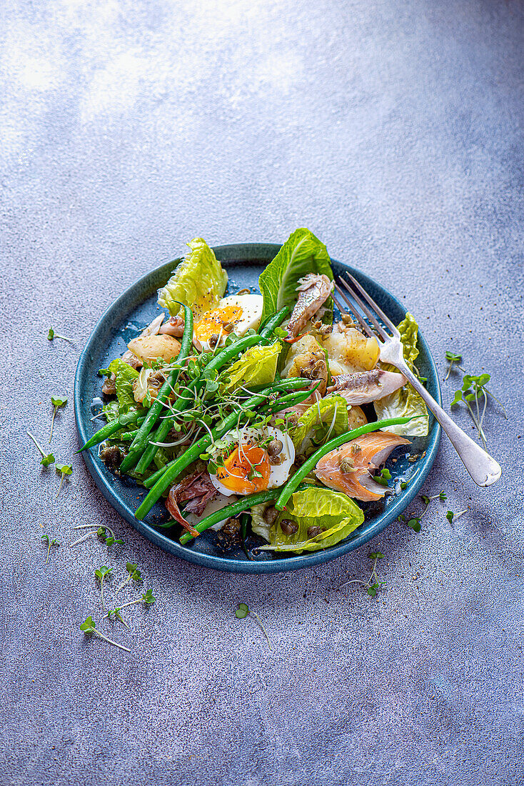 Kartoffelsalat mit geräucherter Makrele, grünen Bohnen, Kresse, Ei und Kapern-Dressing