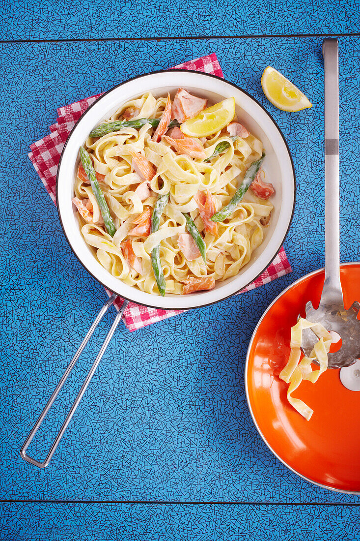 Fettuccine mit Räucherlachs und Spargel