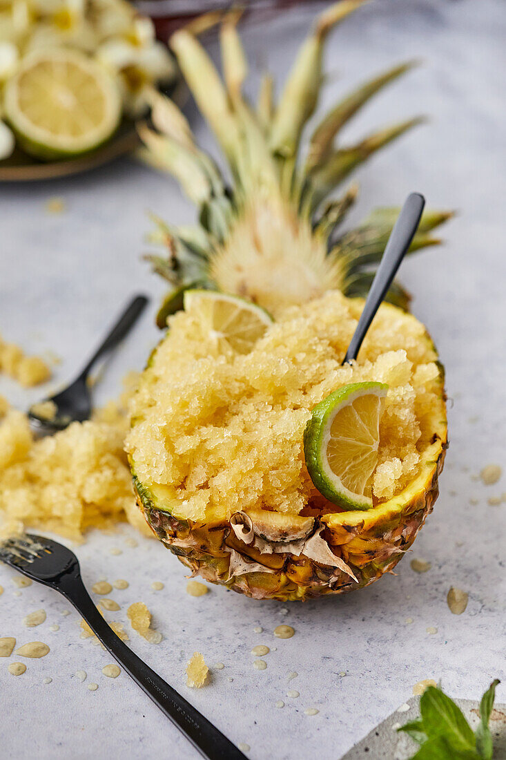 Ananas-Granita, serviert im Ananasboot