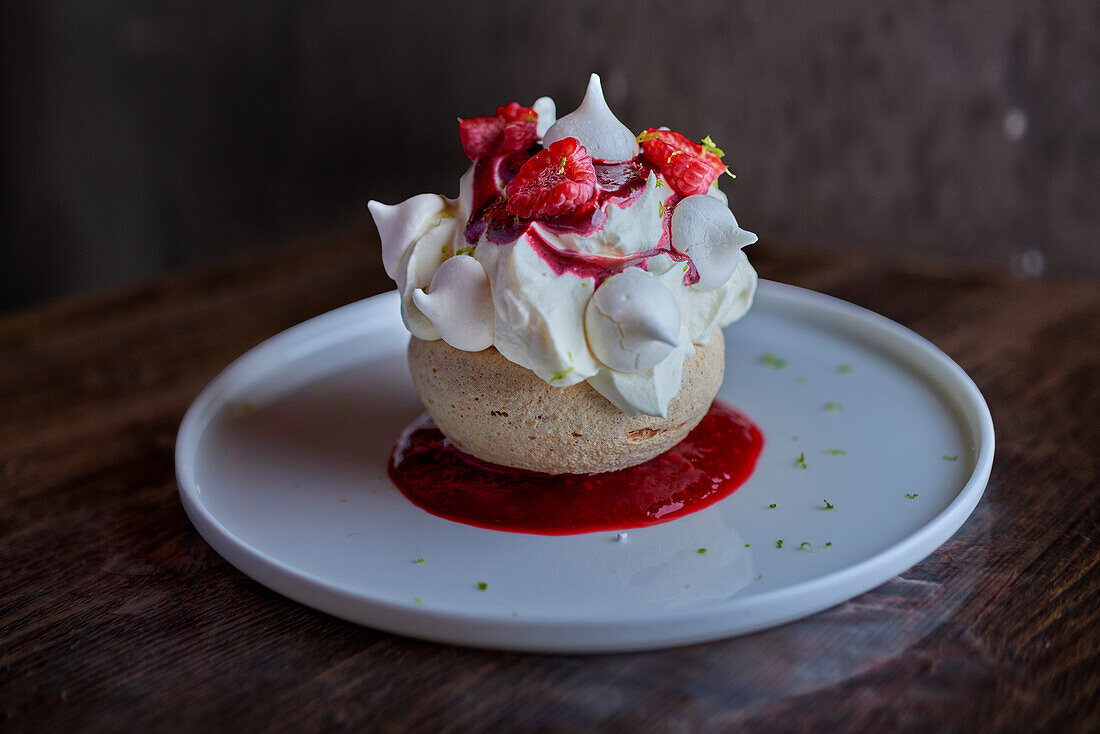 Mini-Pavlova mit roten Früchten und Coulis