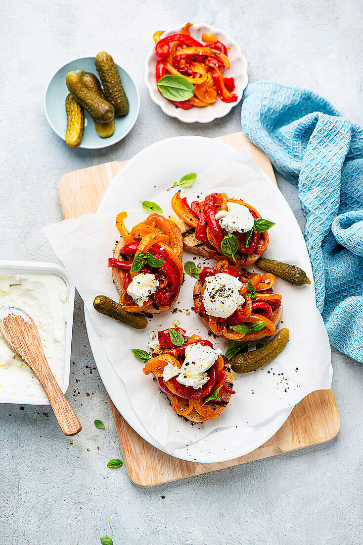 Crostinis with peppers and cream cheese