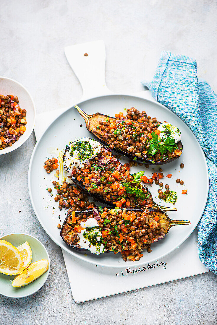 Gegrillte Aubergine mit Linsen und Joghurt