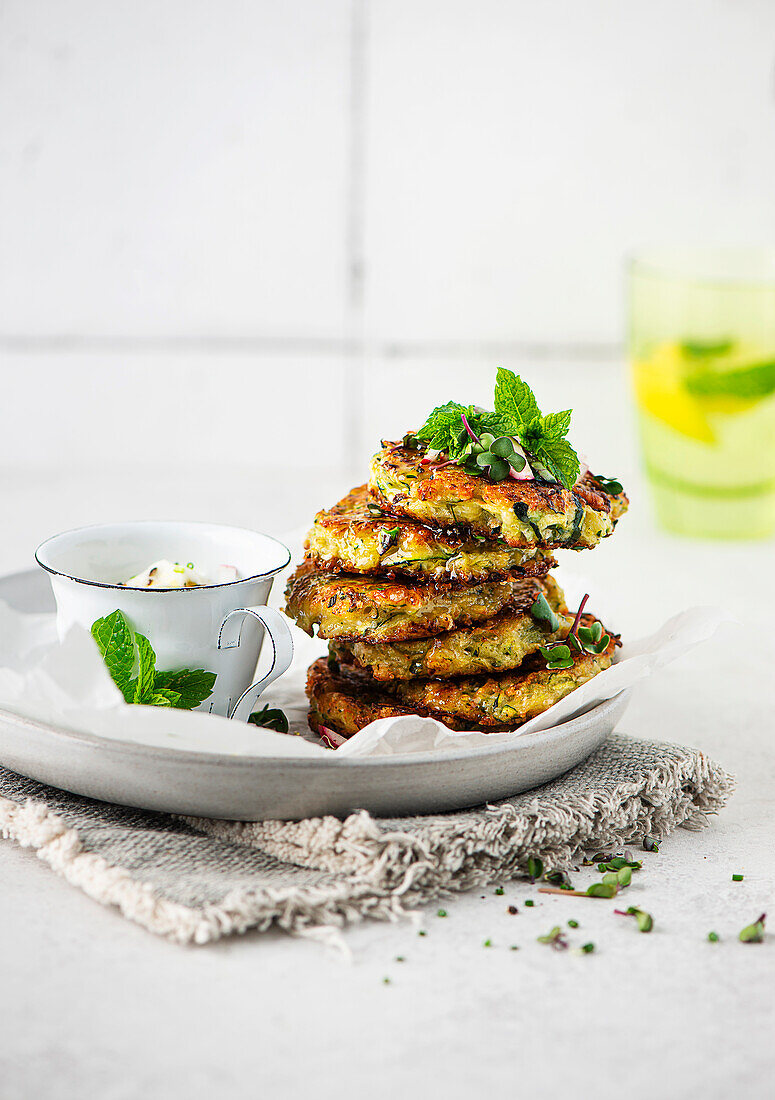 Zucchini-Röstis mit Joghurt-Dip