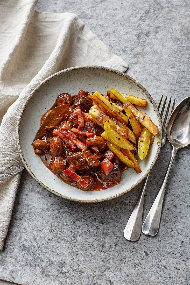 Boeuf Bourguignon mit Bratkartoffeln