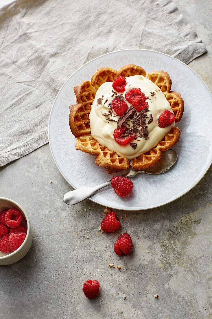 Herrencreme im Waffelschälchen mit Himbeeren