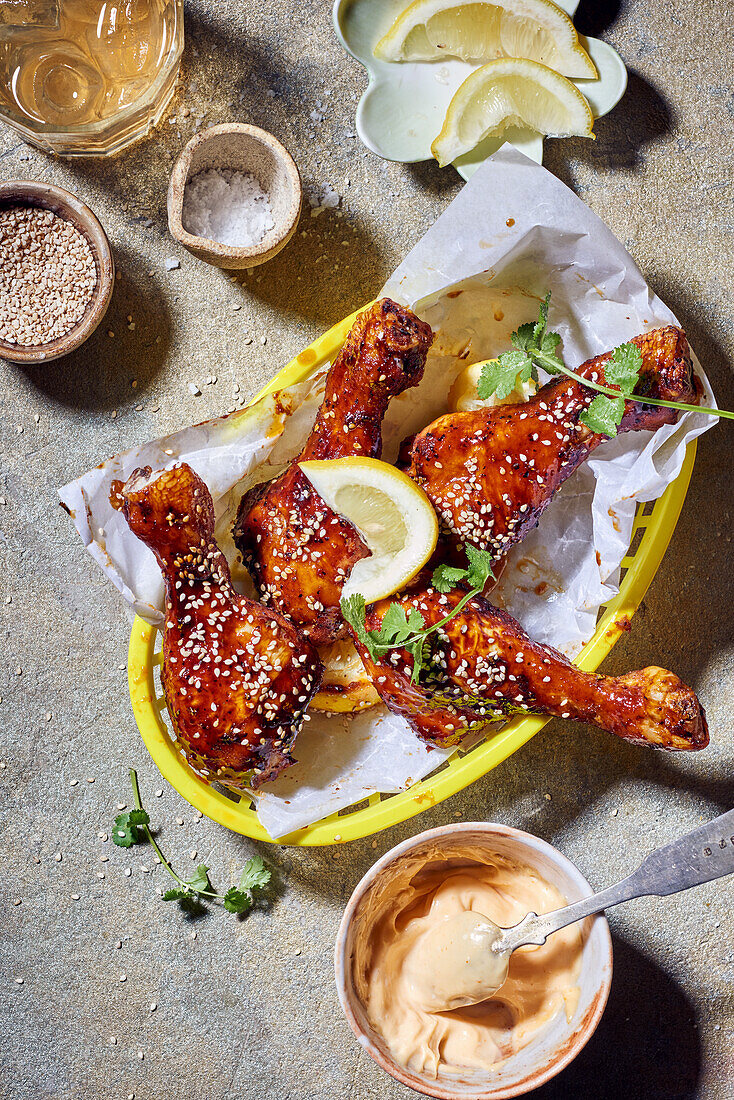 Hähnchenkeulen mit sticky Teriyaki-Glasur