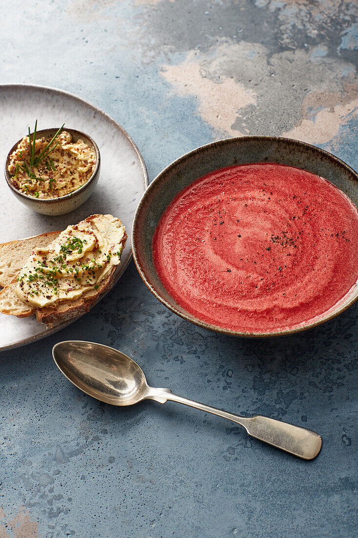 Senfsuppe mit Rote-Bete dazu Brot mit Hanfbutter