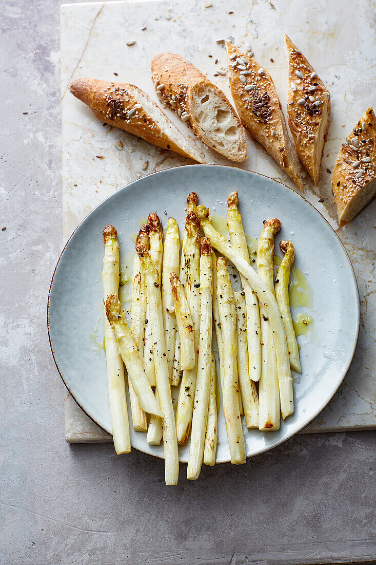 Grilled white asparagus with baguette slices
