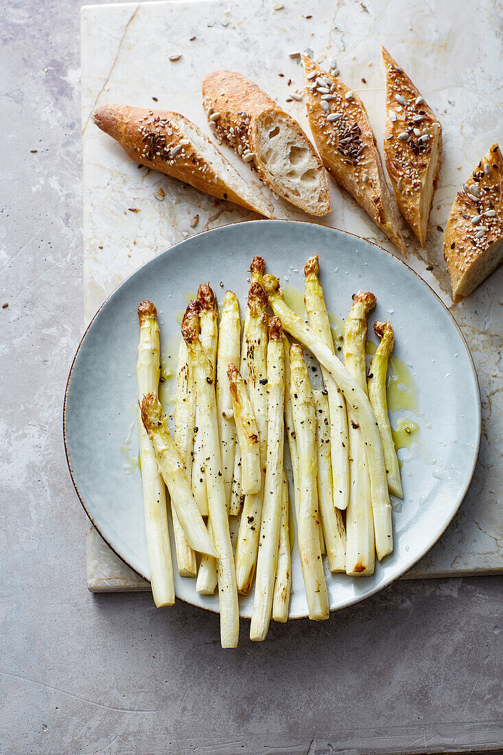 Weißer Spargel von der Grillplatte mit Baguette