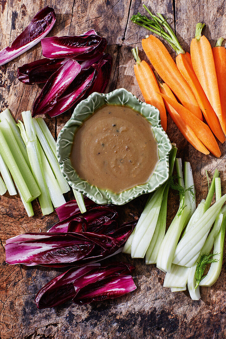 Bagna cauda (Knoblauch-Sardellen-Sauce zu Gemüsesticks)