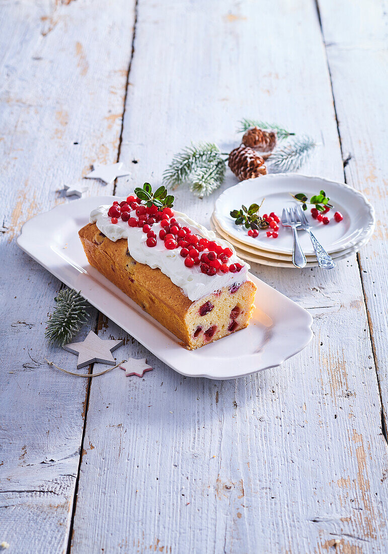 Kastenkuchen mit Cranberries und Sahne zu Weihnachten