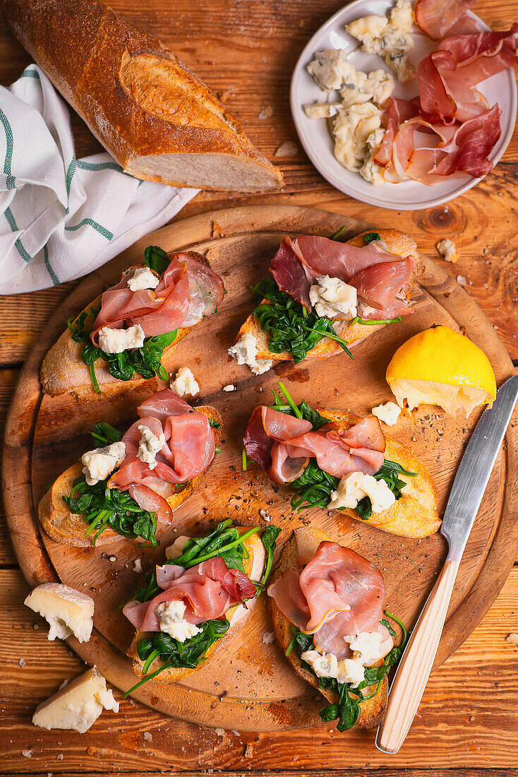 Crostini mit Spinat, Schinken und Gorgonzola