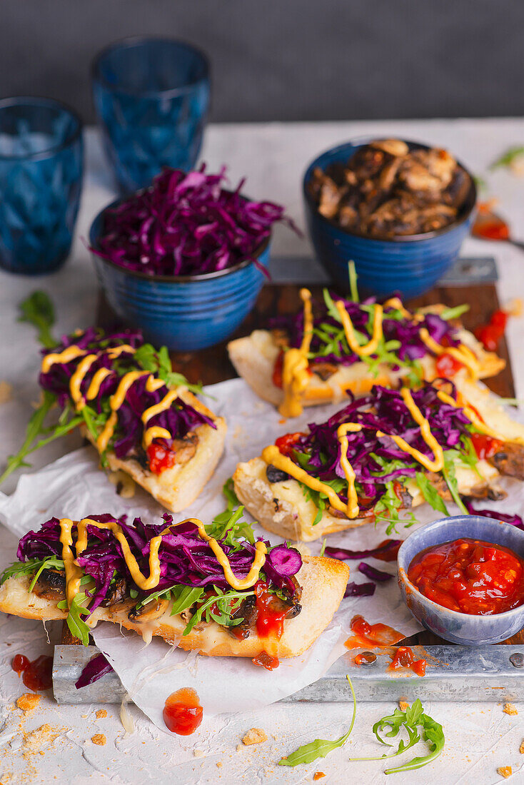 Baked baguette with mozzarella, mushrooms, arugula, red cabbage and mustard sauce