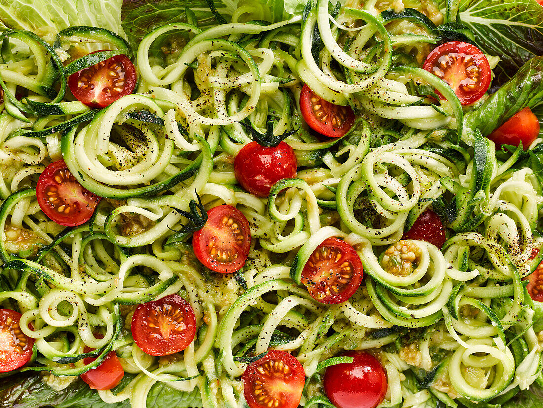 Zucchini-Spaghetti mit Kirschtomaten (bildfüllend)