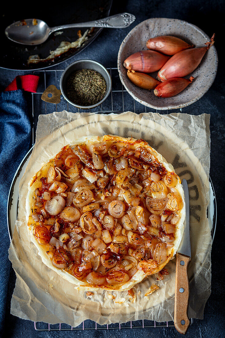 Tarte Tatin aus Blätterteig mit karamellisierten Schalotten