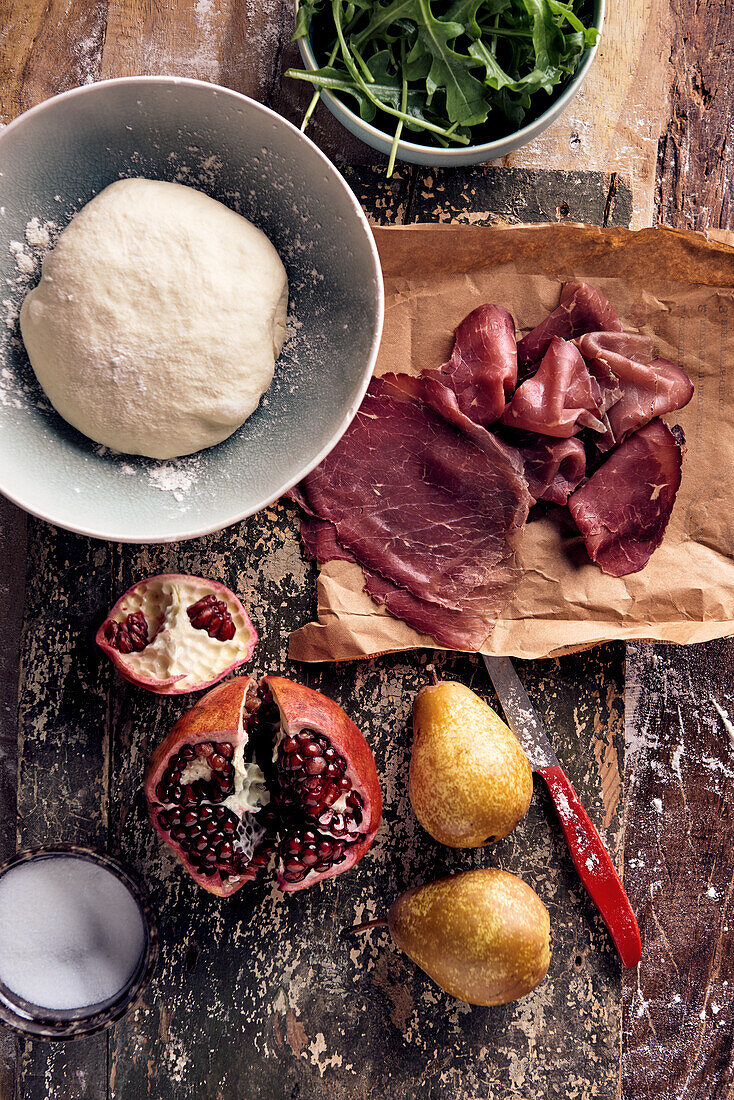 Zutaten für Pinsa mit Bresaola, Birnen, Ruccola und Granatapfel