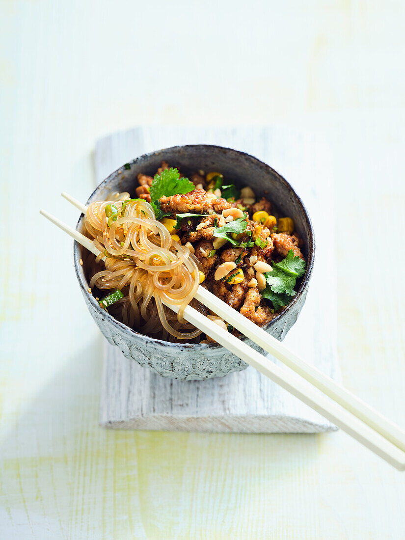 Süßkartoffel-Vermicelli mit Chili-Geflügelhack, Erdnüssen und Mais