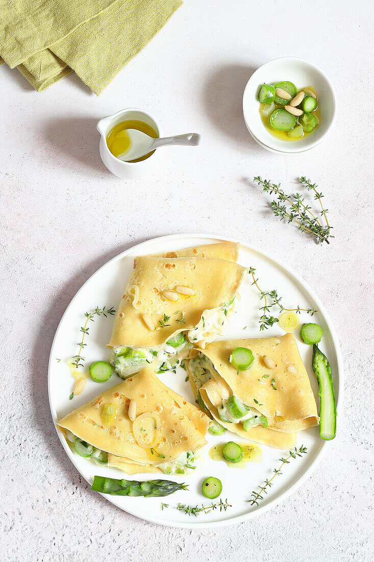 Crêpes mit grünem Spargel und Pinienkernen