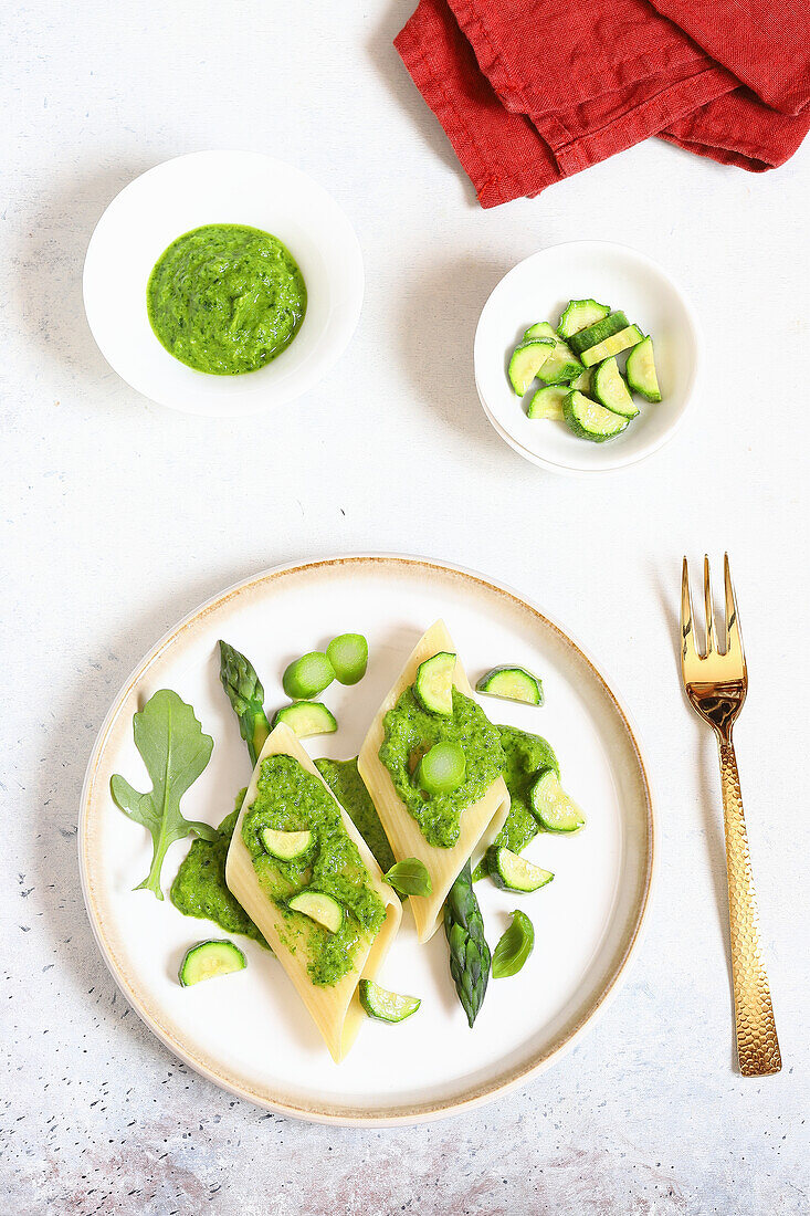 Pennoni with courgettes and green asparagus