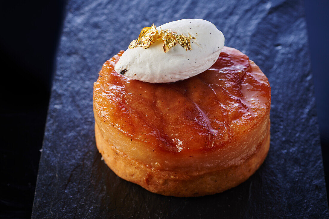 Birnen-Apfel-Tarte mit Vanillemousse und Blattgold