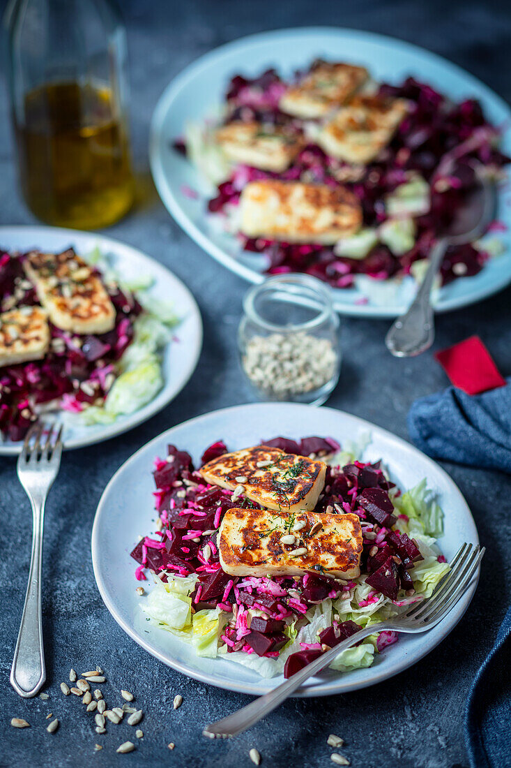 Beet salad with halloumi