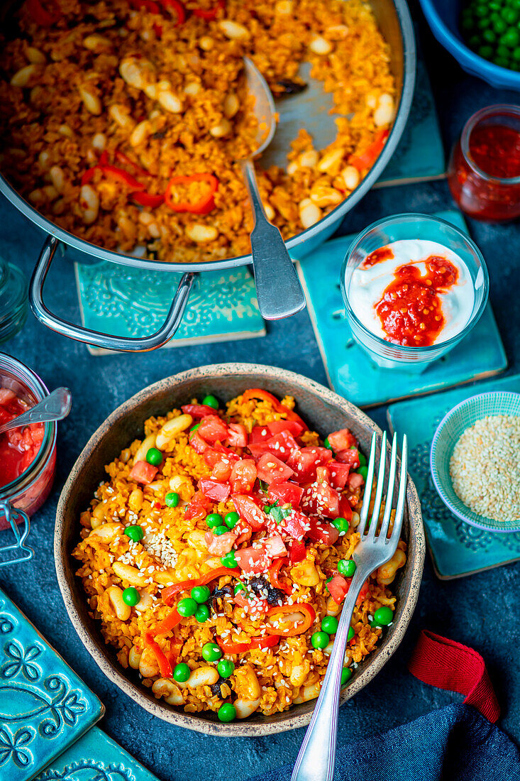 Reis mit Bohnen, Erbsen und Tomaten