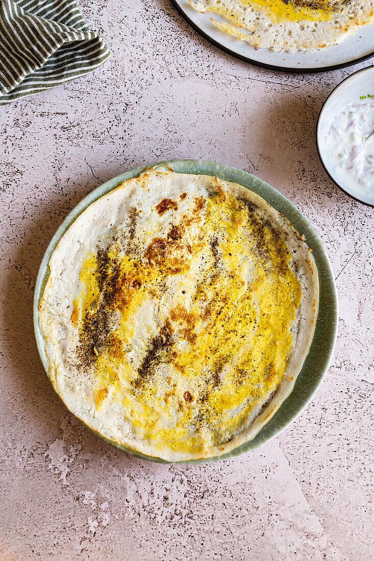 Dosa (Dünner Fladen aus Linsen und Reis, Südindien) mit Rührei