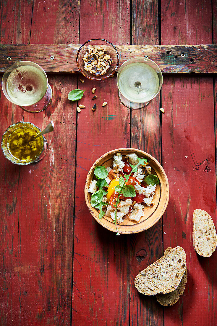 Paprika-Feta-Brotsalat mit Löwenzahn