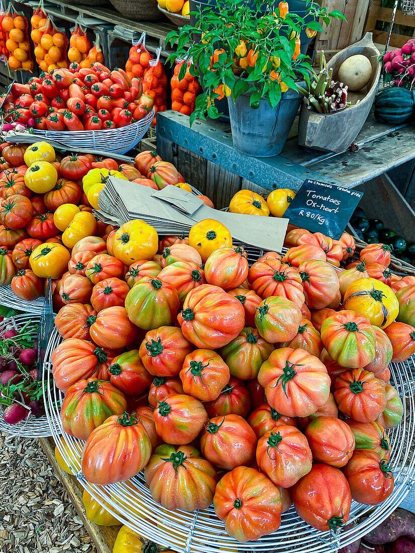 Bio-Tomaten auf einem Bauernmarkt in Kapstadt, Südafrika