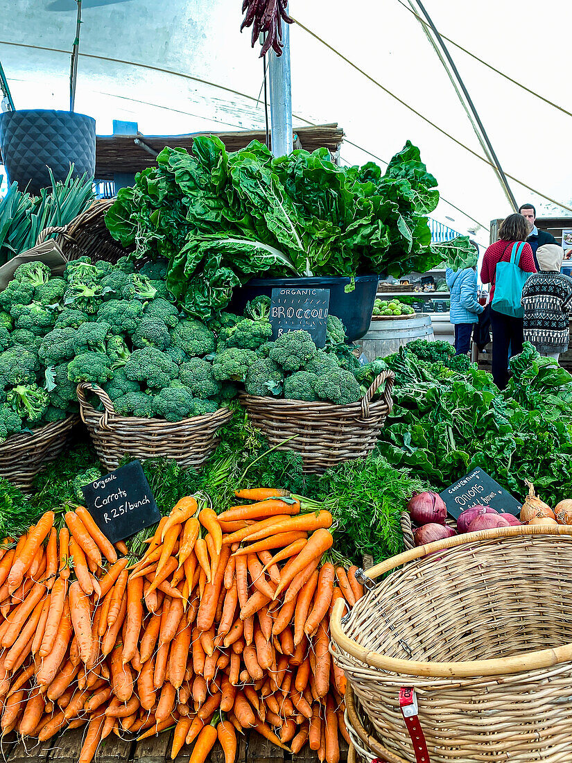 Frisches Gemüse auf einem Bauernmarkt in Kapstadt, Südafrika