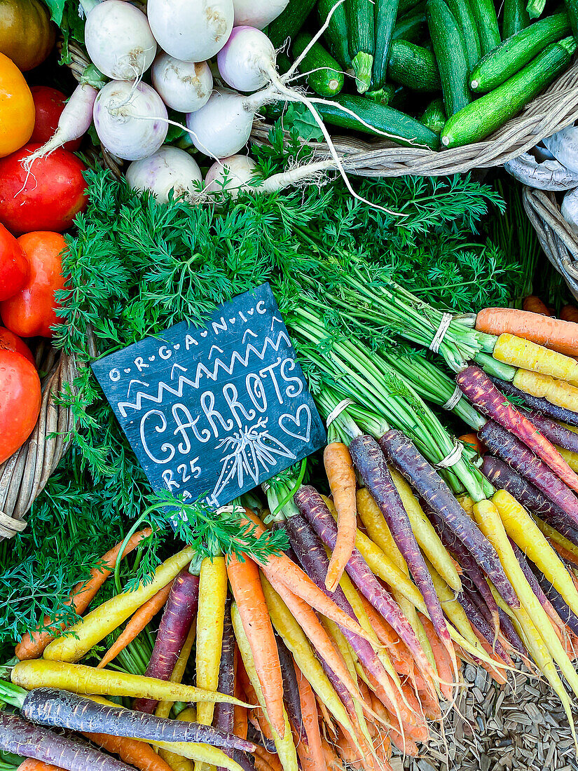Bio-Rainbow-Karotten, Gurken und Rüben auf einem Bauernmarkt in Kapstadt, Südafrika
