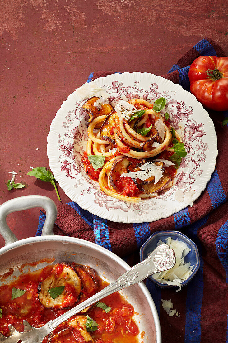 Spaccatelli alla Norma (mit Tomaten, Ricotta und Auberginen, Italien)
