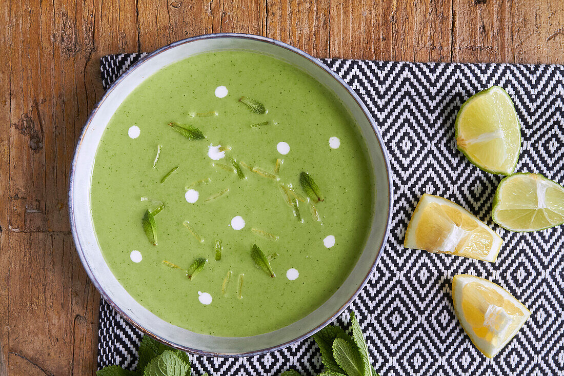 Erbsencremesuppe mit Zitrus und Minze