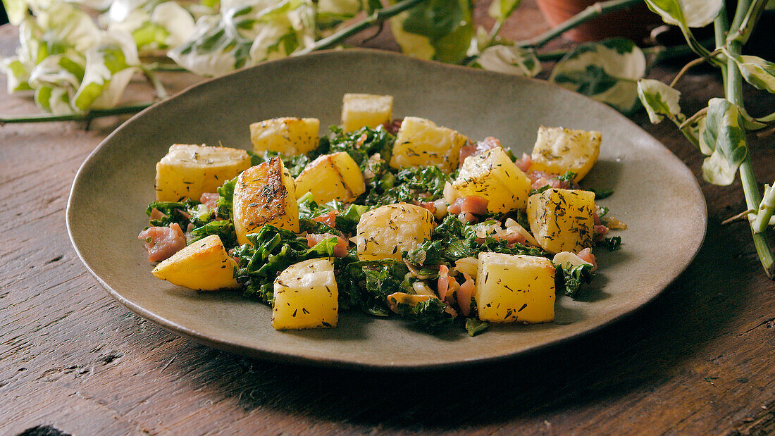 Potatoes with kale and ham