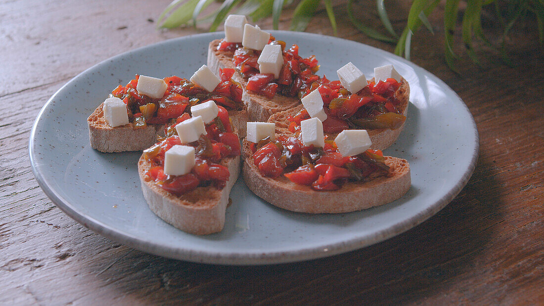 Toasts mit süß-saurer Paprika und Käse – Bilder kaufen – 13628990 StockFood