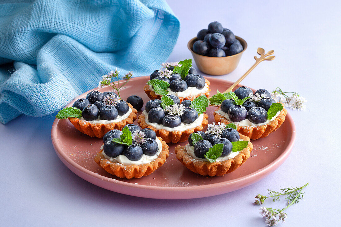 Tartlets with maskarpone cream and blueberries
