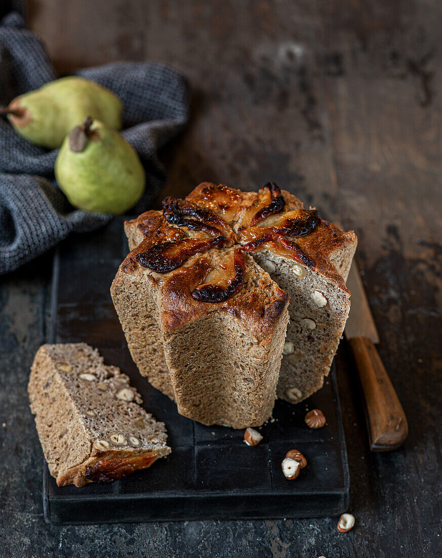 Birnenbrot mit Zimt, Nelkenpulver und Haselnüssen