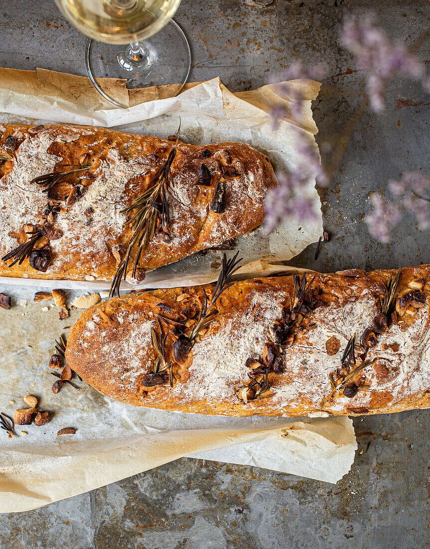 Kräuter-Ciabatta mit Rosmarin und Pinienkernen