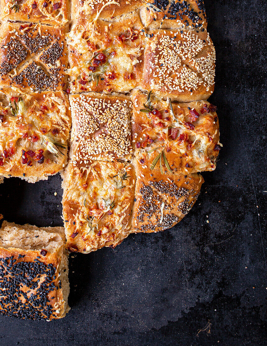 Tetris-Brötchen mit Schinken, Käse, Sesam und Chia