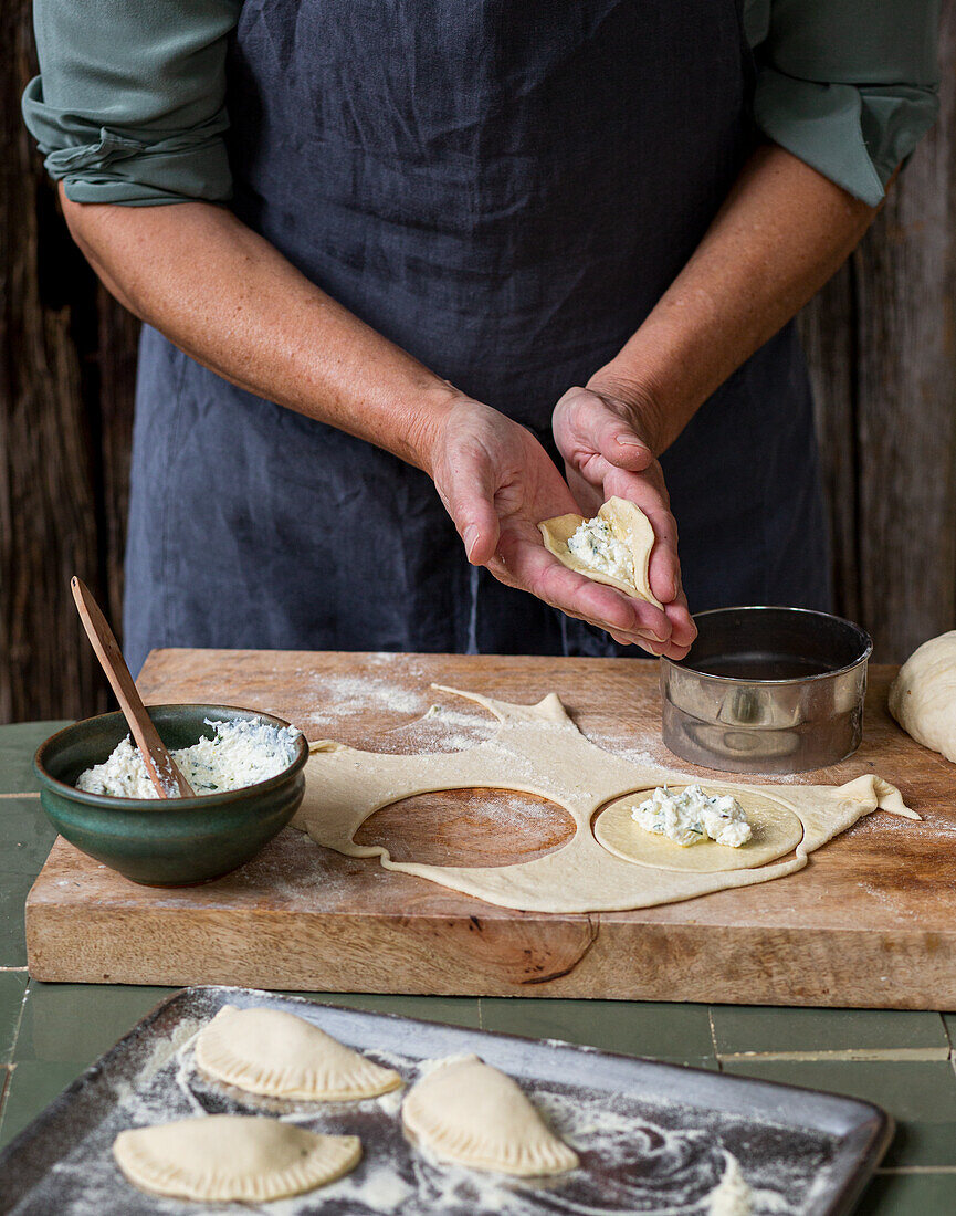 Gefüllte Mini-Calzone formen