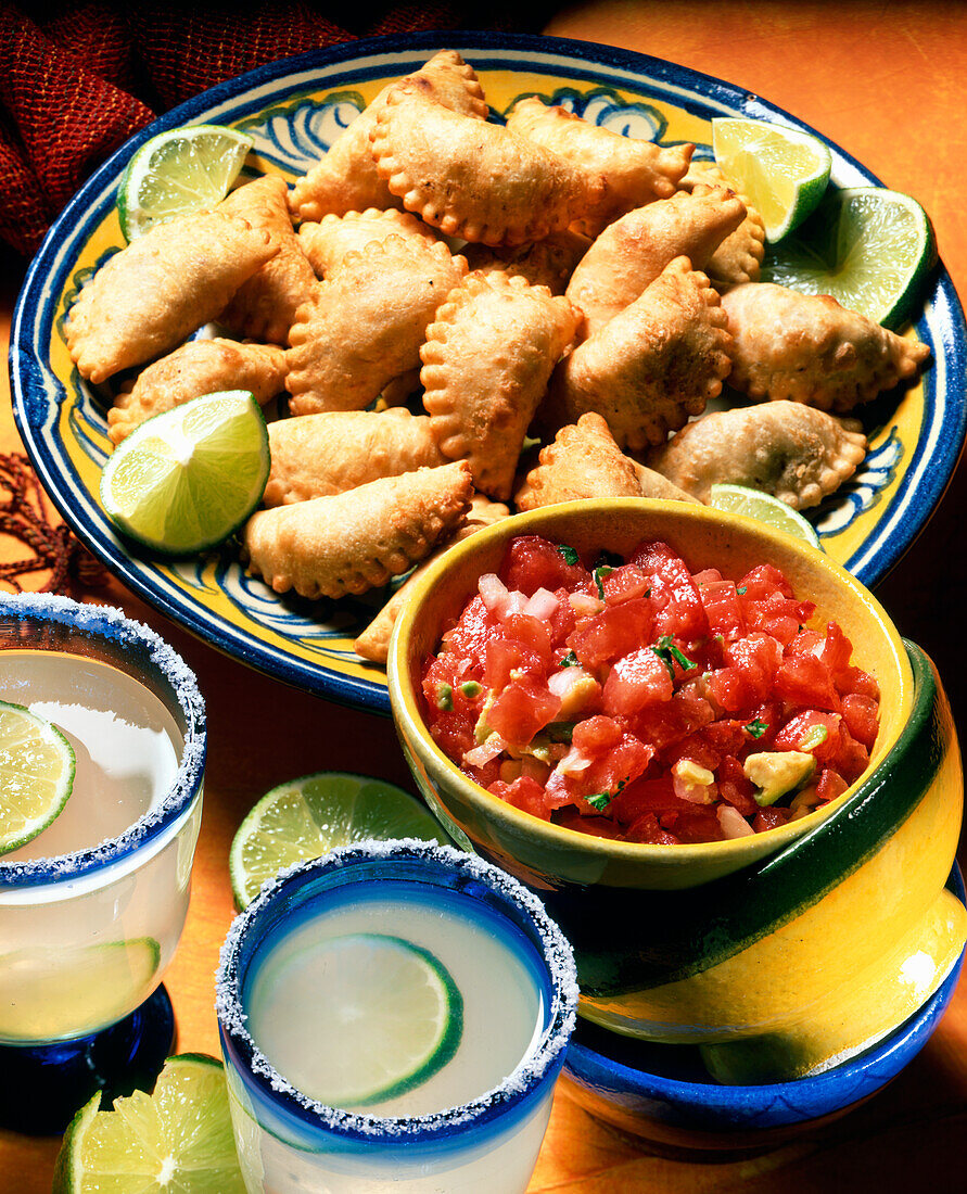 Mexikanische Empanadas mit Pico de gallo